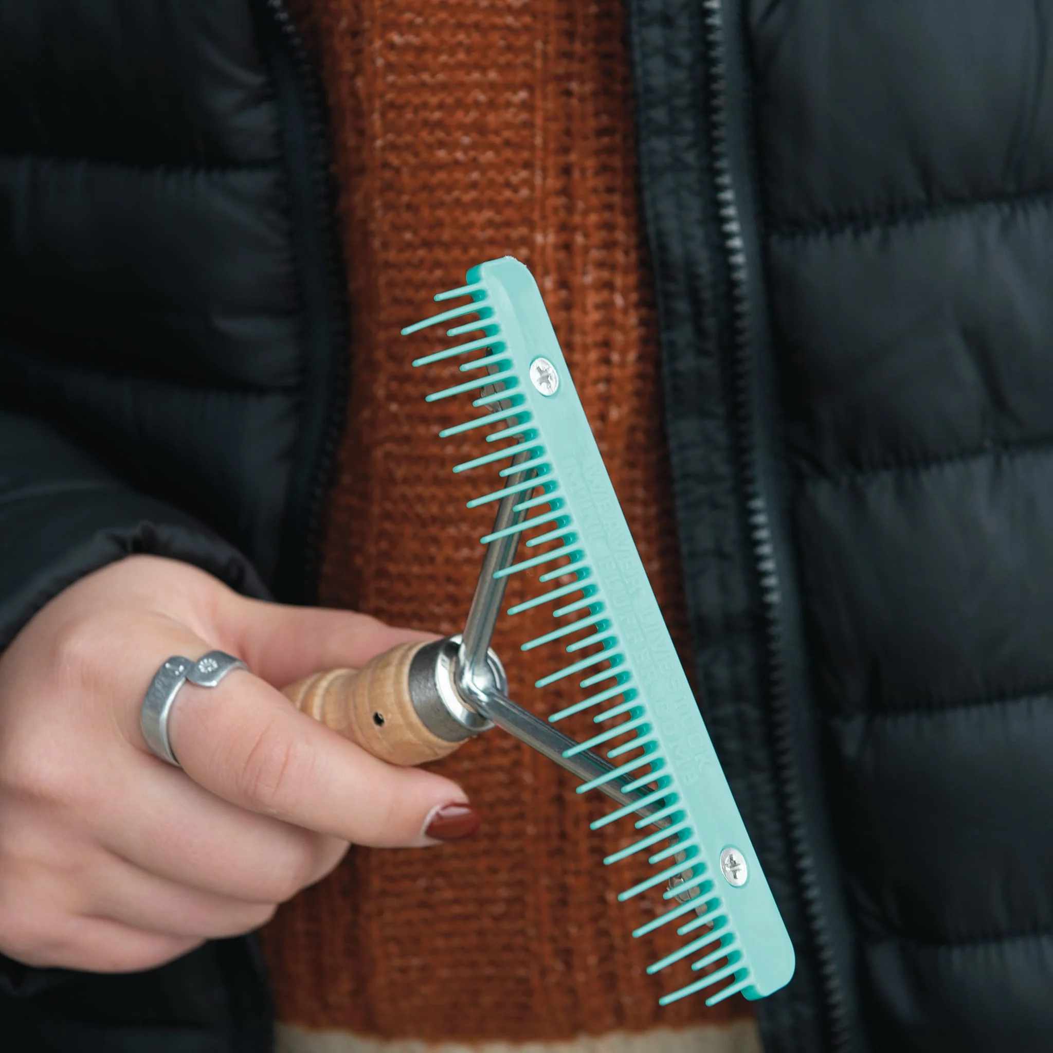 Plastic Mini Fluffer Comb - Image 17
